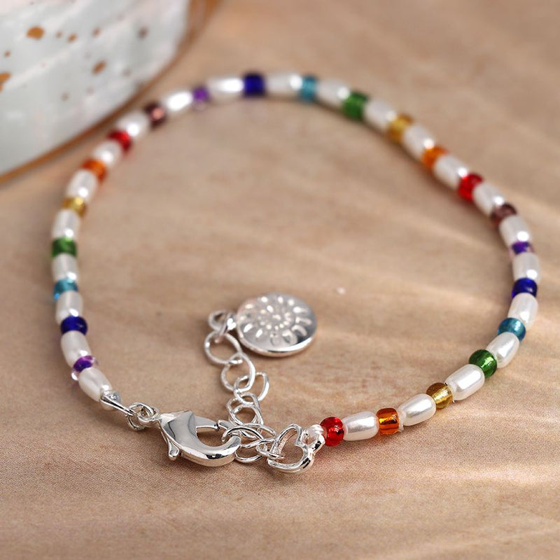 Breichled Perlau a Gleiniau Lliwiau'r Enfys | Ivory Pearl and Rainbow Bead Bracelet