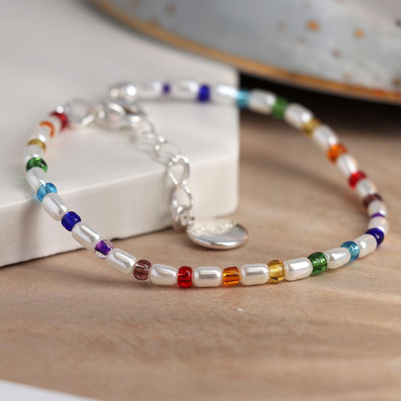 Breichled Perlau a Gleiniau Lliwiau'r Enfys | Ivory Pearl and Rainbow Bead Bracelet