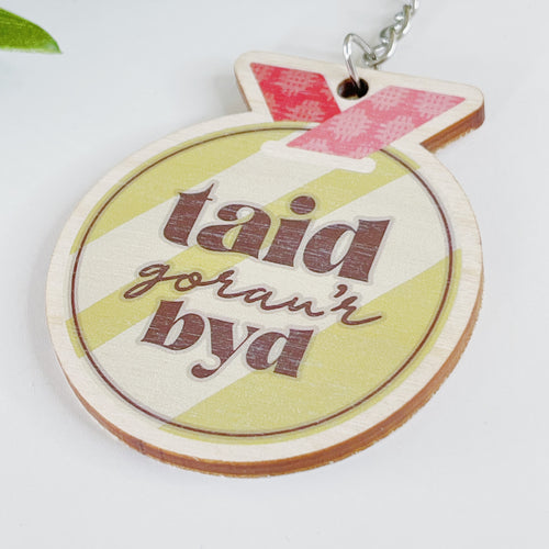 Cylch Allweddi Pren - Taid Gorau'r Byd | World's Best Taid Wooden Keyring, by Max Rocks.