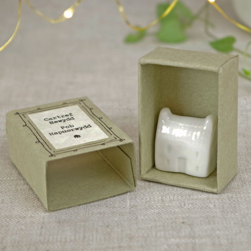 Anrheg Bychan – Cartref Newydd | Match Box Token Gift – New Home