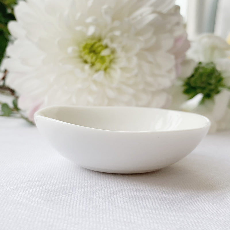 Desgyl Fechan Borslen | East of India Small Porcelain Dish - Home Sweet Home