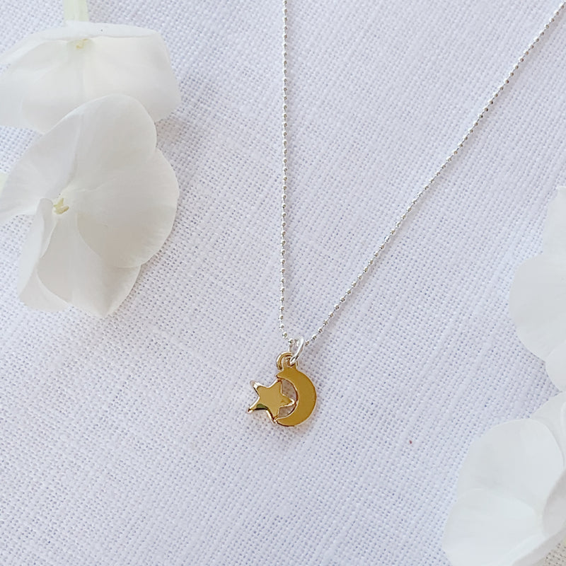 Cadwen Lleuad a Sêr Plentyn - Aur | Moon & Stars Children’s Necklace – Gold
