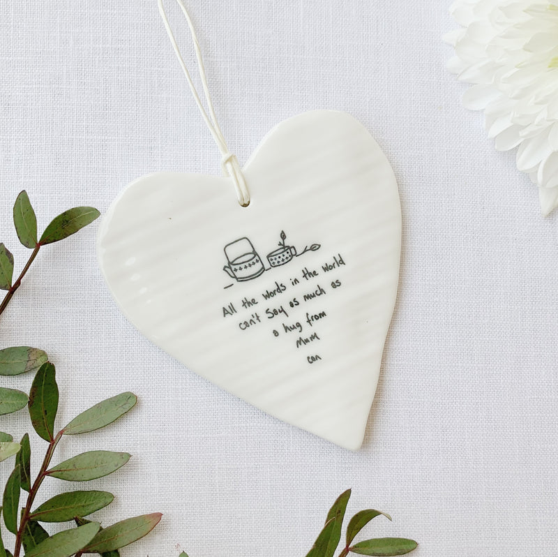 Calon Borslen | East of India Porcelain Hanging Heart – Hug From Mum