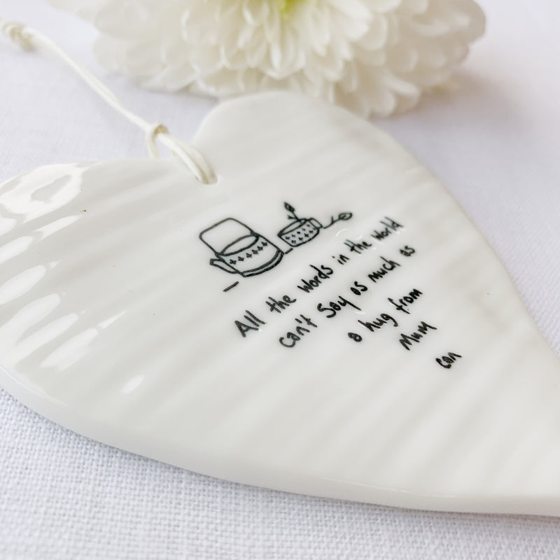 Calon Borslen | East of India Porcelain Hanging Heart – Hug From Mum
