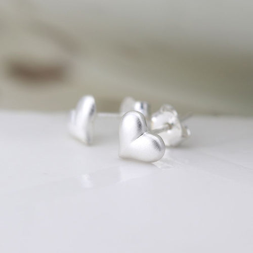 Clustdlysau Styd Arian | Sterling Silver Stud Earrings - Brushed Heart