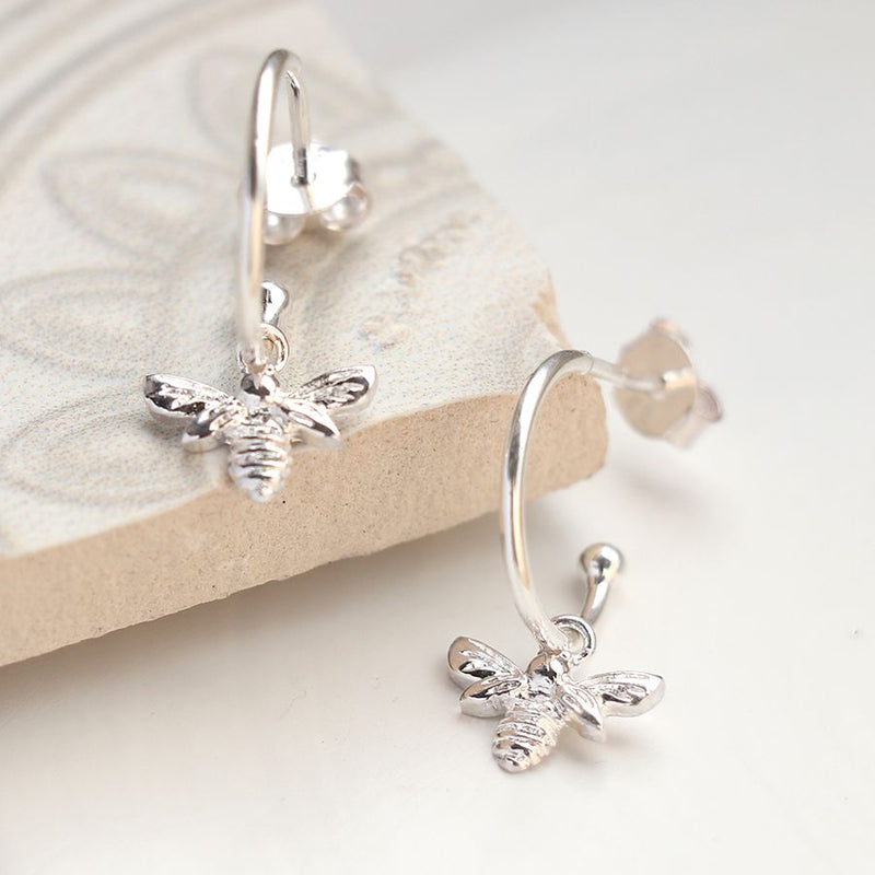 Clustdlysau Arian | Sterling Silver Earrings - Bee on Half Hoop