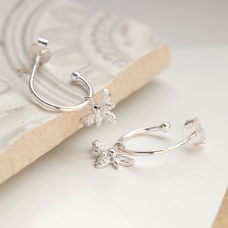 Clustdlysau Arian | Sterling Silver Earrings - Bee on Half Hoop