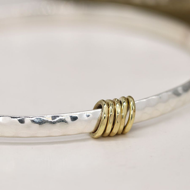 Breichled Arian | Sterling Silver Hammered Bracelet With Brass Rings