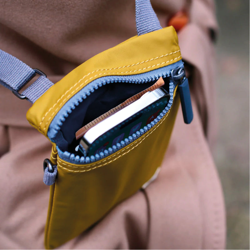 Bag Ffôn Chelsea Roka | ROKA Chelsea Phone Bag - Burnt Blue (Sustainable Nylon)